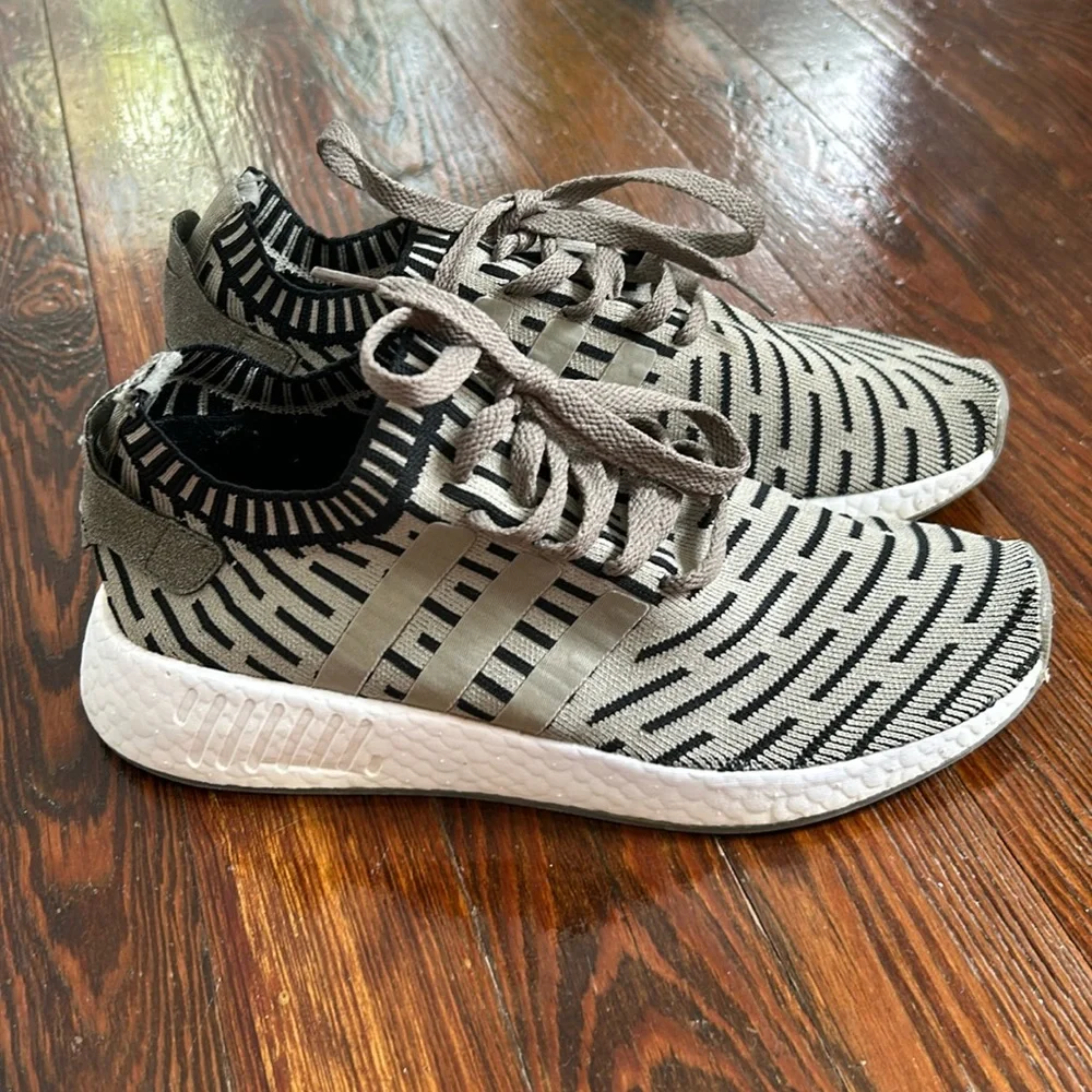 Adidas NMD R2 - Picture 1 of 4